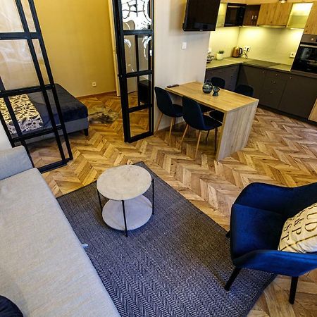 E13 - Elegant Apartment Budapest Bagian luar foto