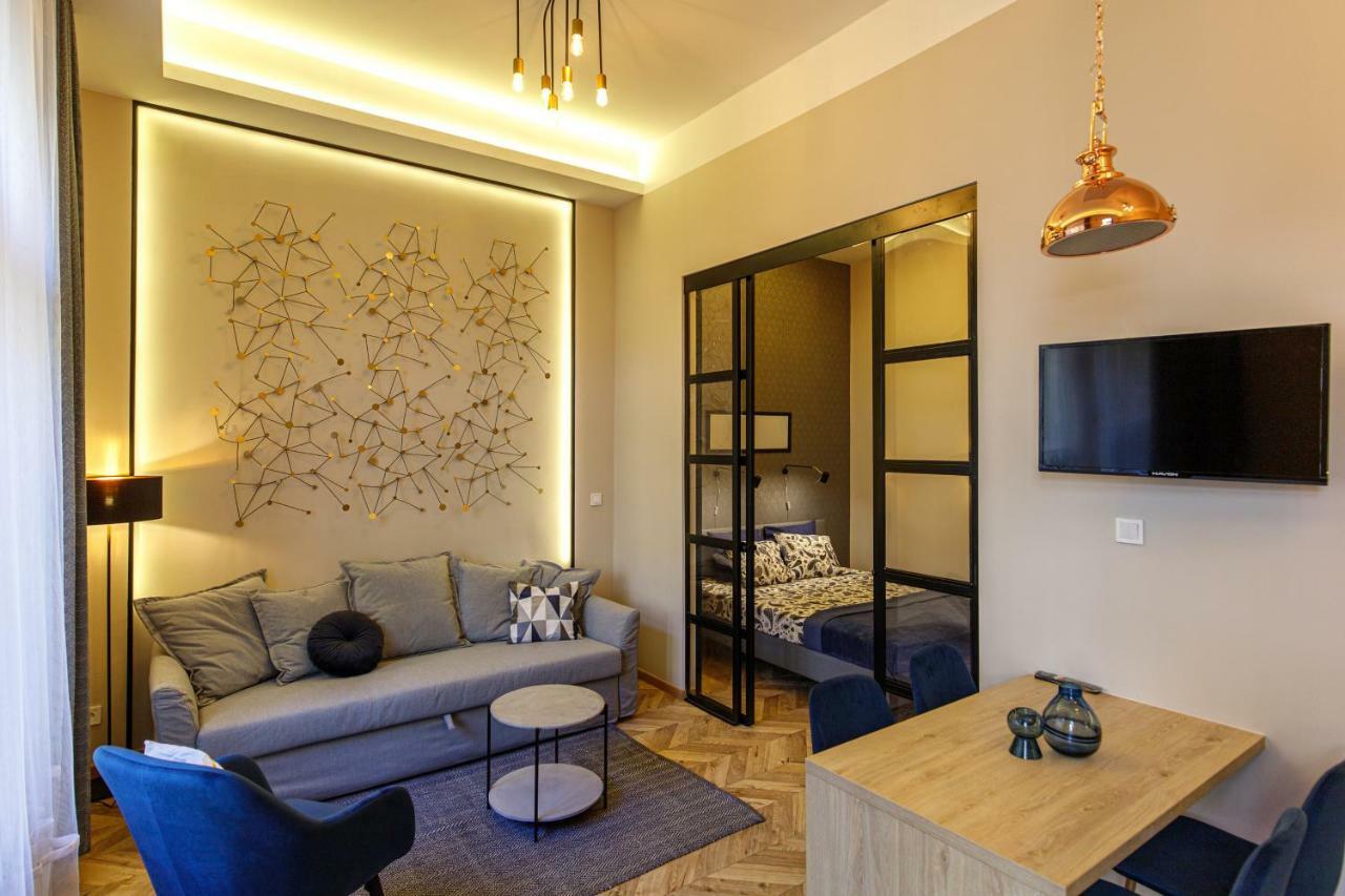 E13 - Elegant Apartment Budapest Bagian luar foto