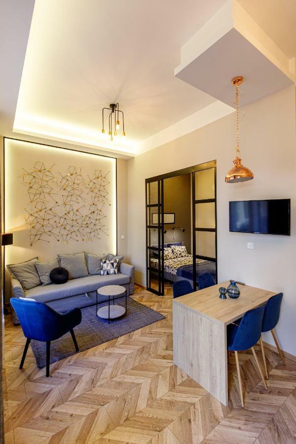 E13 - Elegant Apartment Budapest Bagian luar foto