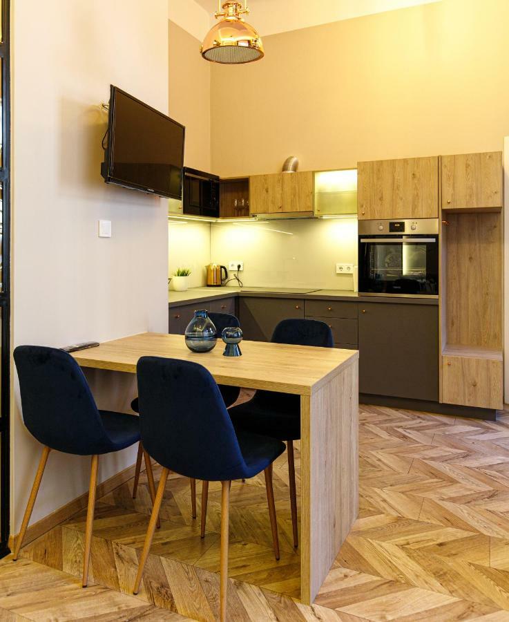 E13 - Elegant Apartment Budapest Bagian luar foto