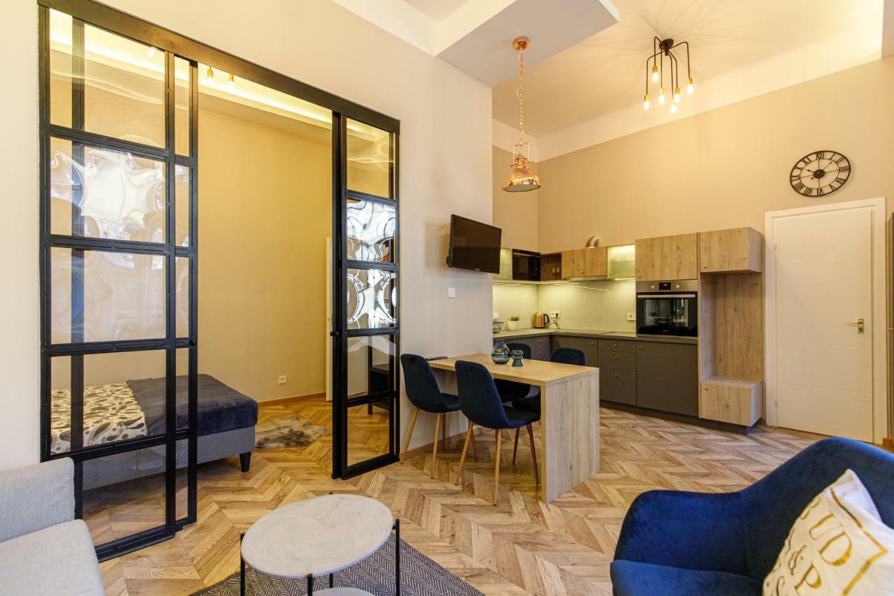 E13 - Elegant Apartment Budapest Bagian luar foto