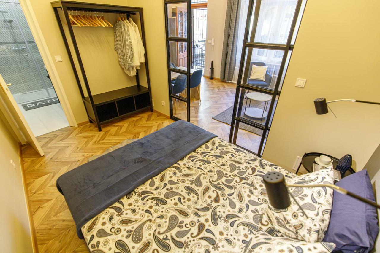 E13 - Elegant Apartment Budapest Bagian luar foto