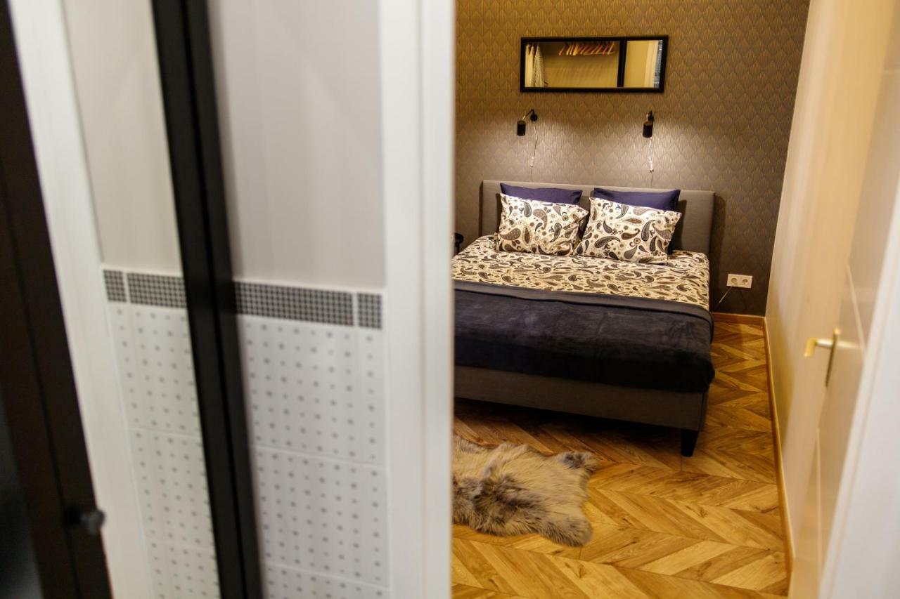 E13 - Elegant Apartment Budapest Bagian luar foto
