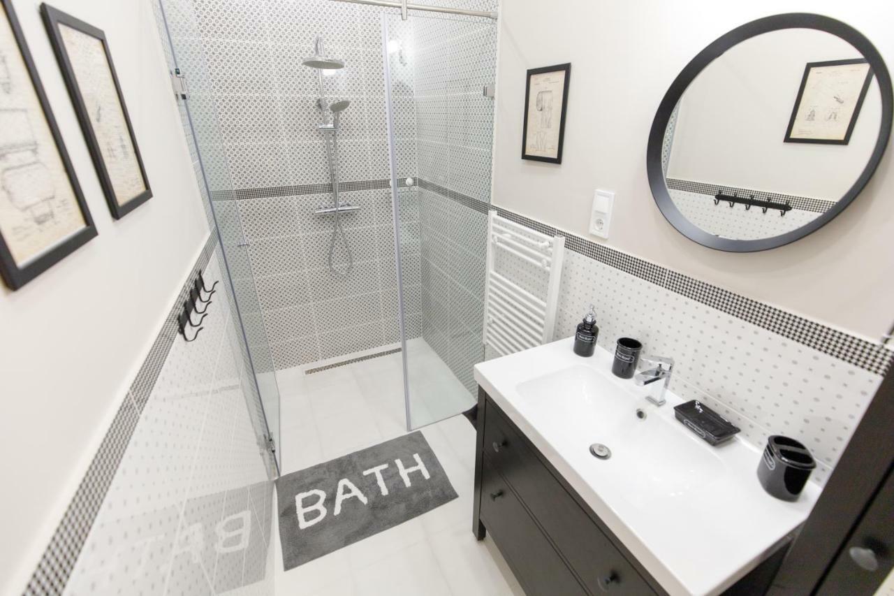 E13 - Elegant Apartment Budapest Bagian luar foto