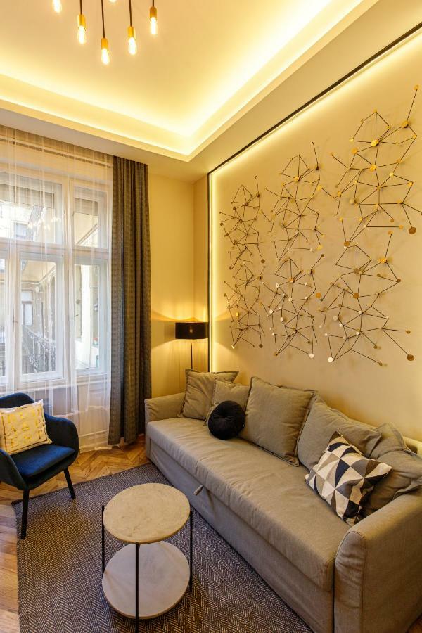 E13 - Elegant Apartment Budapest Bagian luar foto