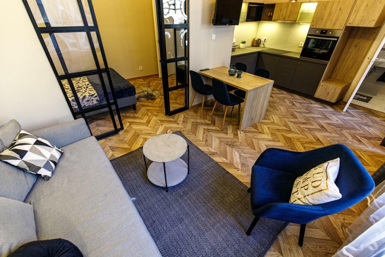 E13 - Elegant Apartment Budapest Bagian luar foto